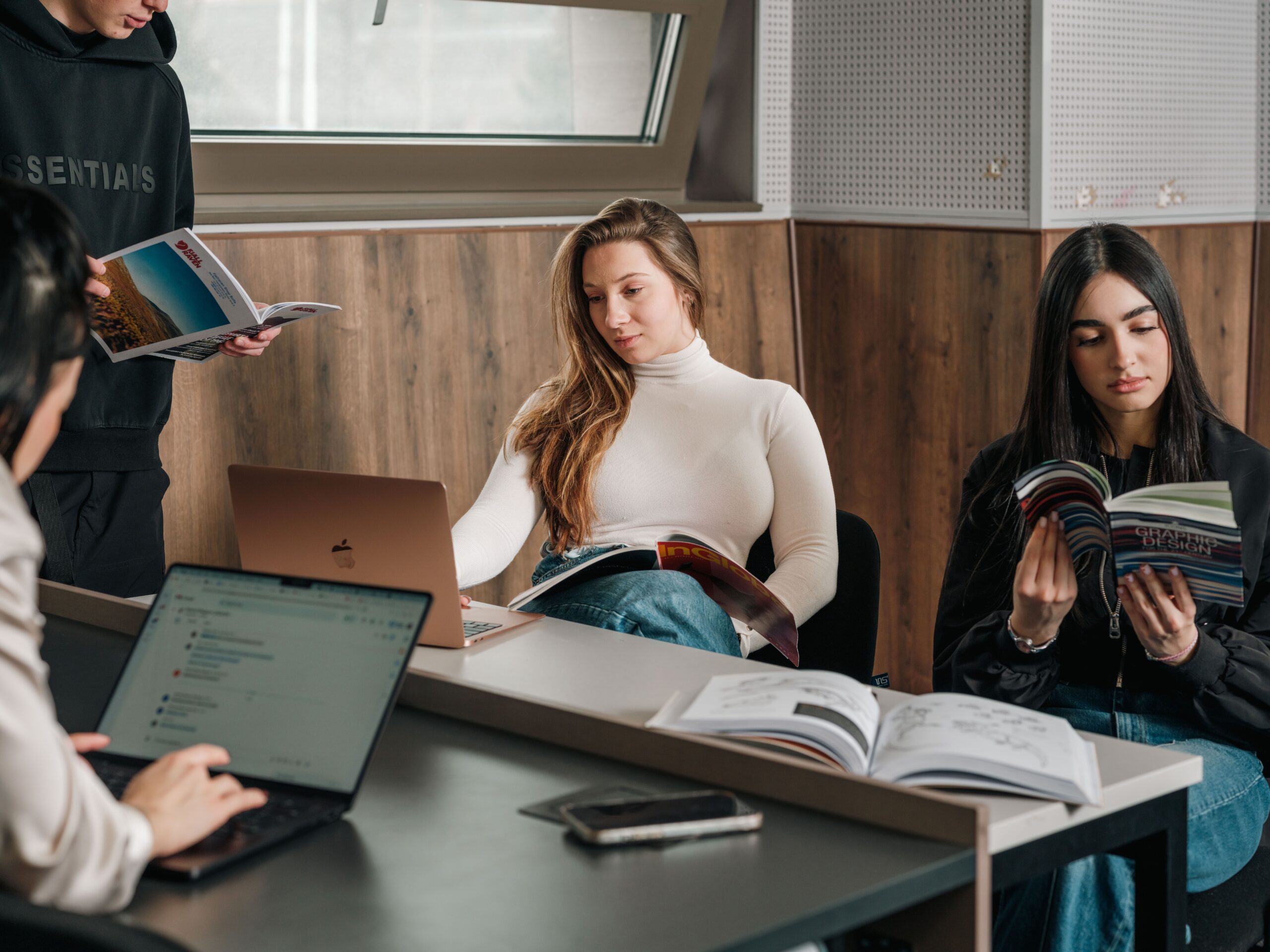 СОФТУНИ БУДИТЕЛ