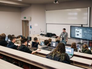 Учител пред ученици