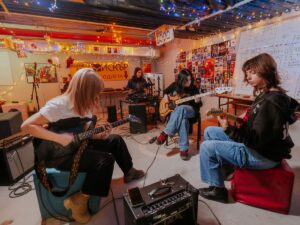 Ученици свирят на китара