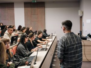 Лектор говори пред студенти