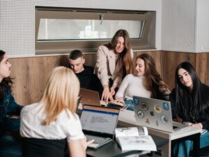 Ученици работят по съвместен проект с подкрепата на преподавател