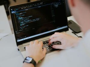 Ученик работи по програмен код по време на практически час по технологии