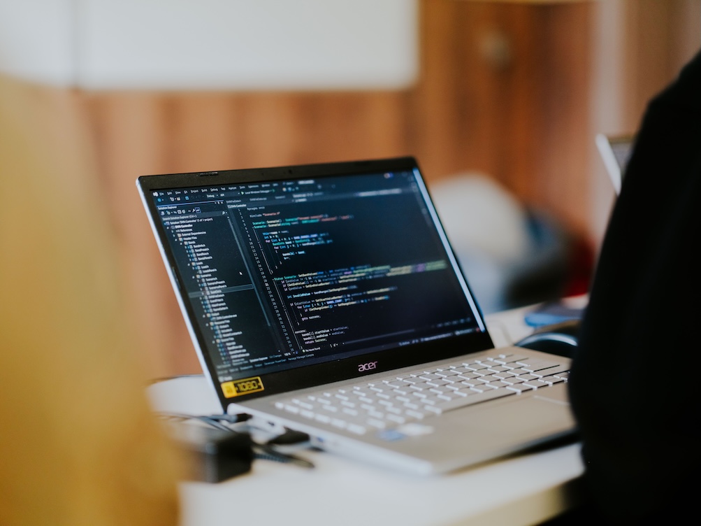 Лаптоп Acer с отворен Visual Studio, показващ програмен код