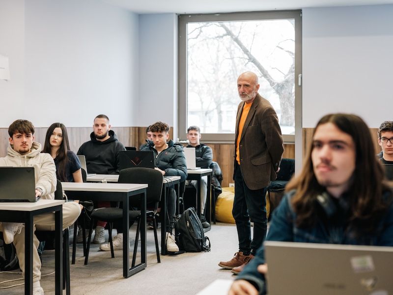 Ученици и преподавател по време на час в класна стая