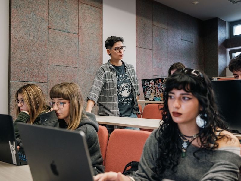 Ученици в частно училище в София работят на лаптопи по проекти