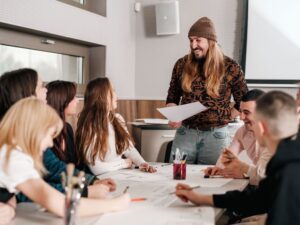 Ученици и преподавател работят заедно по проект