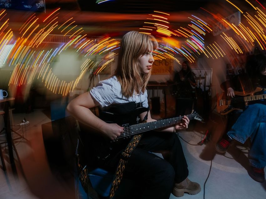 Ученичка свири на китара